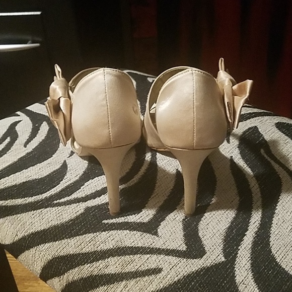 Satin cream heels with bow accents - Picture 3 of 5
